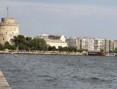 Και όμως υπάρχουν ακόμα ήρωες: Νεαρός βούτηξε στον Θερμαϊκό για να σώσει ηλικιωμένο